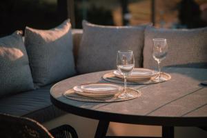 アギア・パラスカヴィにあるThe Mood Residenceのテーブル(グラス2枚、皿1枚、ソファ付)