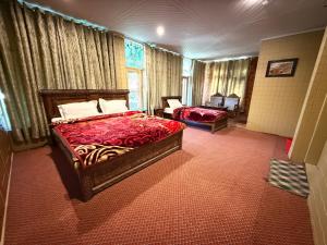 SkarduSummit guest house skardu的卧室里有一张床和一张沙发