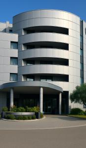 佐拉普雷多萨Amatì Design Green Hotel的一座大楼，前面有一个停车场