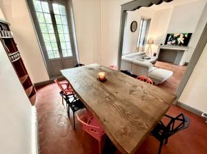 a living room with a wooden table and chairs at Le PALACE, Auberge in Carcassonne