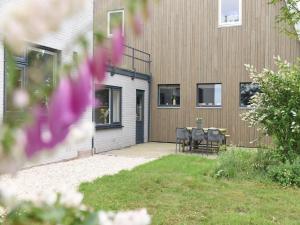 een tafel en stoelen voor een gebouw bij Spacious Villa with garden in Callantsoog