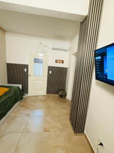 a room with a flat screen tv on a wall at Hermoso Departamento en Vicente lopez in Vicente López +10 photos