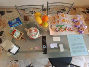 a table with a bowl of fruit and a remote control at Quedar-se a l'Alguer in Alghero
