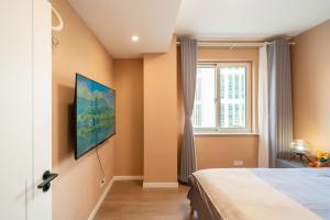 a bedroom with a bed and a window at Downtown, 3B2B, near Pedestrian St, the Bund, Pearl Tower in Shanghai +105 photos