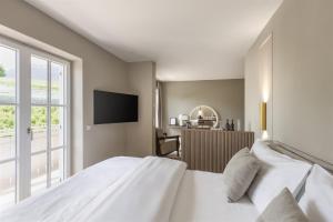Postel nebo postele na pokoji v ubytování Lingers Suites & Residence + 37 fotografií