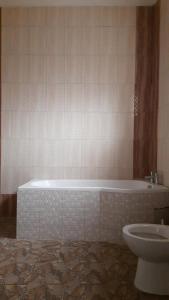 Ένα μπάνιο στο Zaabu Homestay Fortportal +39 φωτογραφίες