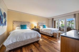 Un pat sau paturi într-o cameră la Maui Escape - Elegant Condo, Partial Ocean Views & Resort Perks