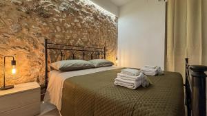 奇尼斯Appartamento Cinisi的一间卧室，床上有一张带毛巾的床