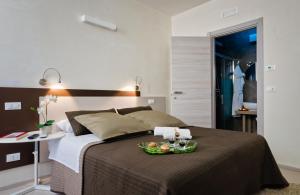 um quarto com uma cama com uma bandeja de frutas em B&B Radici em Melendugno