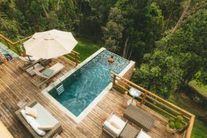 Una vista aérea de una piscina con una sombrilla. en Pousada Alto Da Boa Vista, en Campos do Jordão