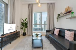 TV a/nebo společenská místnost v ubytování Ultimate Stay 1 BR Marina Views Best Location in the Heart of Marina Perfect Vacation Near Marina Beach JBR