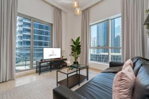 TV a/nebo společenská místnost v ubytování Ultimate Stay 1 BR Marina Views Best Location in the Heart of Marina Perfect Vacation Near Marina Beach JBR