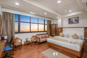 Postel nebo postele na pokoji v ubytování Hotel RK Residency Vasundhara Ghaziabad Delhi NCR