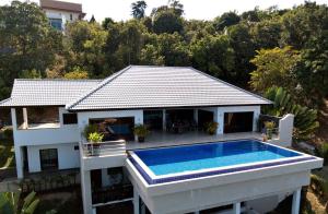 una vista aérea de una casa con piscina en Secluded Villa with Private Pool and Breathtaking Sea Views, en Ban Thong Phlu