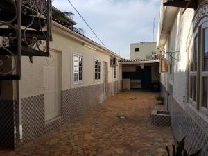 an alleyway between two buildings with a door at Studio55 in Lomé