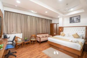 Postel nebo postele na pokoji v ubytování Hotel RK Residency Vasundhara Ghaziabad Delhi NCR