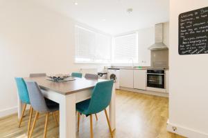 Kuchyň nebo kuchyňský kout v ubytování City Centre, Sleeps 7, Stunning Views & Parking, Interconnected Rooms LONG STAY WORK CONTRACTOR LEISURE, DIAMOND PENTHOUSE