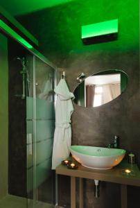 uma casa de banho com um lavatório e um espelho em B&B Radici em Melendugno