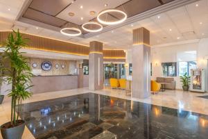 Vstupní hala nebo recepce v ubytování Hotel Parasol by Dorobe + 37 fotografií