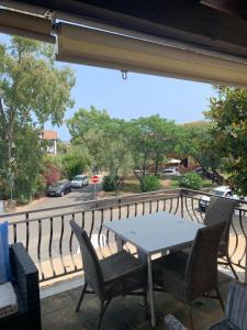 a table and chairs on a balcony with a view of a street at Splendido appartamento San Teodoro centro in San Teodoro