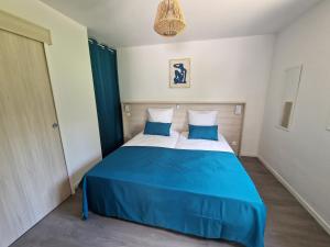 En eller flere senge i et værelse på Le Combo Calme confort et flexibilité près des thermes