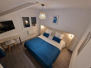 Ένα ή περισσότερα κρεβάτια σε δωμάτιο στο Le Combo Calme confort et flexibilité près des thermes