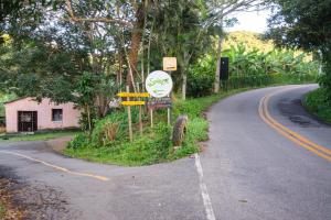 a street sign on the side of a road at Saíra Recanto de Serra in Mulungu
