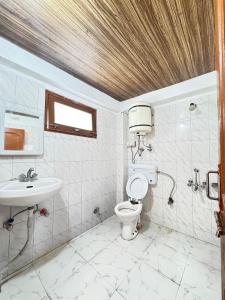 ein Badezimmer mit Toilette und Waschbecken in der Unterkunft Bayith Inn,dragon chowk in Manali