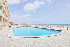 Bazén v ubytování Daytona Inn Beach Resort Unit #236 nebo v jeho okolí