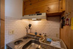 eine Küche mit Spüle und Herd in der Unterkunft Elk Horn Lodge in Cooke City + 63 Fotos