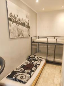 a room with two bunk beds and a picture on the wall at Ferienwohnungen am Holzmarkt, am Rande der Altstadt in Bad Kreuznach