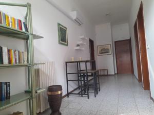 Biblioteca din acest apartament +16 fotografii