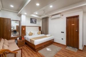 Postel nebo postele na pokoji v ubytování Hotel RK Residency Vasundhara Ghaziabad Delhi NCR