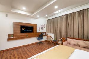 TV a/nebo společenská místnost v ubytování Hotel RK Residency Vasundhara Ghaziabad Delhi NCR