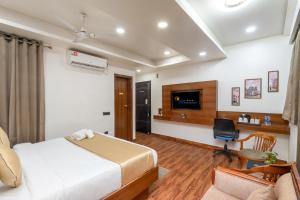 TV a/nebo společenská místnost v ubytování Hotel RK Residency Vasundhara Ghaziabad Delhi NCR