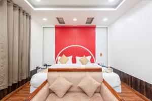 Postel nebo postele na pokoji v ubytování Hotel RK Residency Vasundhara Ghaziabad Delhi NCR
