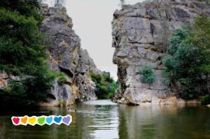 SerpinsQuinta do Cabril的山前的水中小船