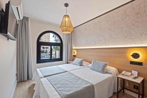 En eller flere senge i et værelse på Hotel Puente Real