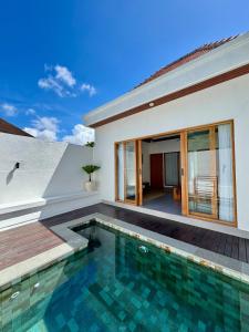 ヌサドゥアにあるKia Kaha Peaceful 2BR 2BA Villa with Pool in Bukitの家の前のプール