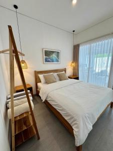 ヌサドゥアにあるKia Kaha Peaceful 2BR 2BA Villa with Pool in Bukitのベッドルーム1室(ベッド1台、はしご、窓付)
