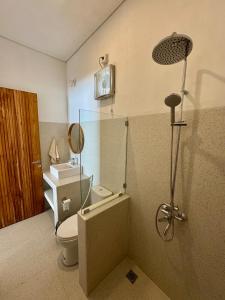 ヌサドゥアにあるKia Kaha Peaceful 2BR 2BA Villa with Pool in Bukitのシャワー、トイレ、洗面台付きのバスルーム