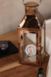 a lantern with a sticker on it sitting on a table at Chalé Além do Horizonte in Bom Repouso