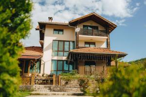 GumoshtnikVila Gardenia的一座大房子,前面有楼梯