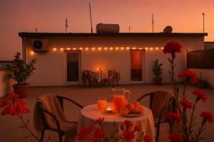 Una mesa con naranjas y bebidas en un patio. en Veranda, en Shkodër