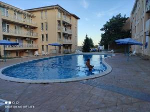 a large swimming pool in the middle of a building at Family Studio flat in Tŭnkovo