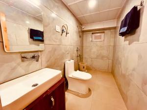 Bagno di Hotel Himalayan Valley View Retreat - Best Selling Riverside Hotel in Manali