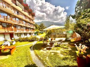 Giardino di Hotel Himalayan Valley View Retreat - Best Selling Riverside Hotel in Manali