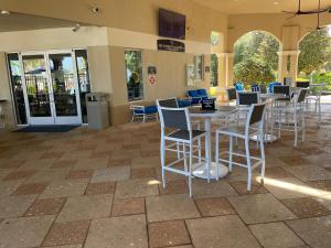 un patio con tavoli e sedie in un edificio di Family Friendly II a Orlando