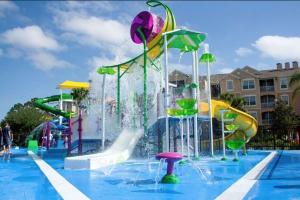 una piscina con parco acquatico con scivolo di Family Friendly II a Orlando Altre 35 foto