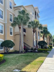 un edificio con palme di fronte a un cortile di Family Friendly II a Orlando